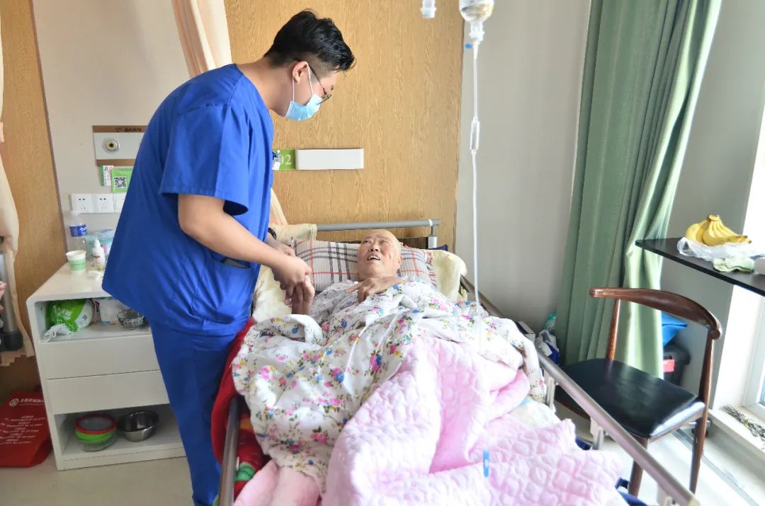 77岁老人突发脑梗偏瘫失语，长春圣心积善医院精心治疗康复出院已恢复语言能力